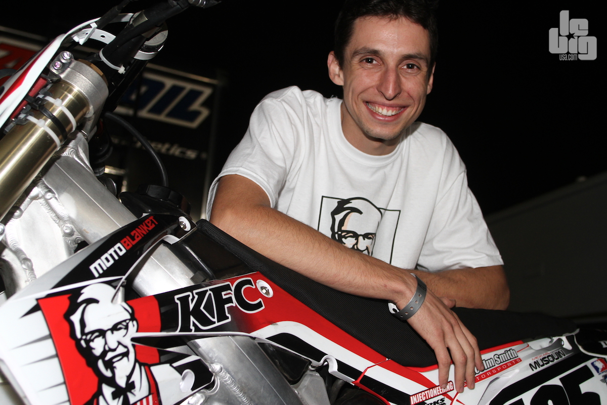 Mika Musquin mange du poulet
