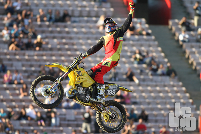 Vidéo : le double back-flip de Travis