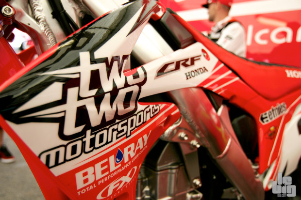 Sous l'auvent TwoTwo Motorsports