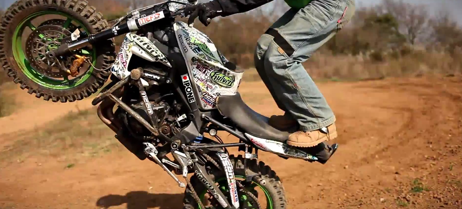 Des crampons sur une Triumph