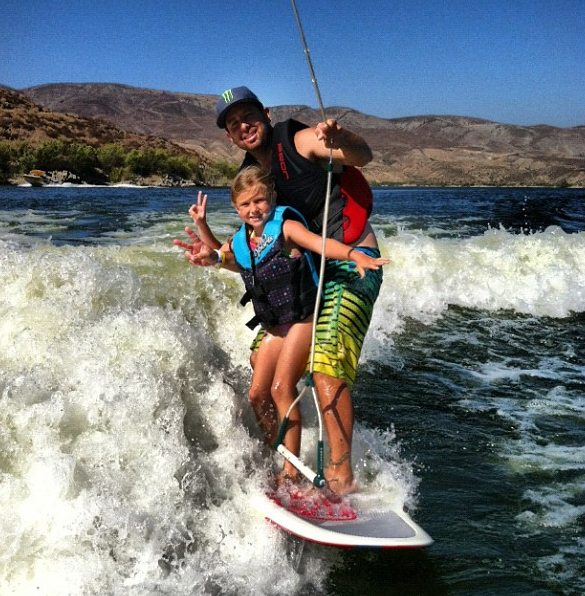 Mc Grath fait du surf en famille