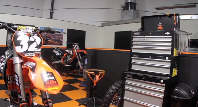 Visite de l'équipe KTM JDR