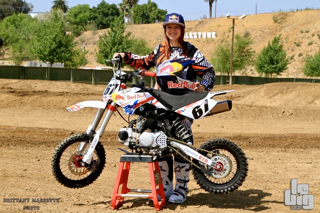 Ashley Fiolek sur une minibike YCF