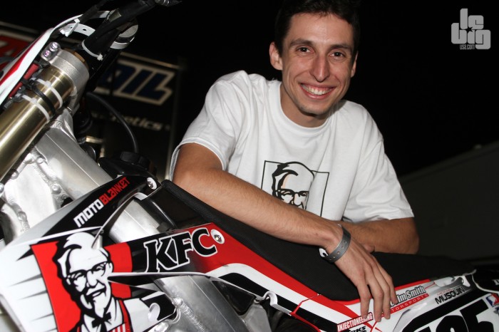 Grosse chute pour Mika Musquin