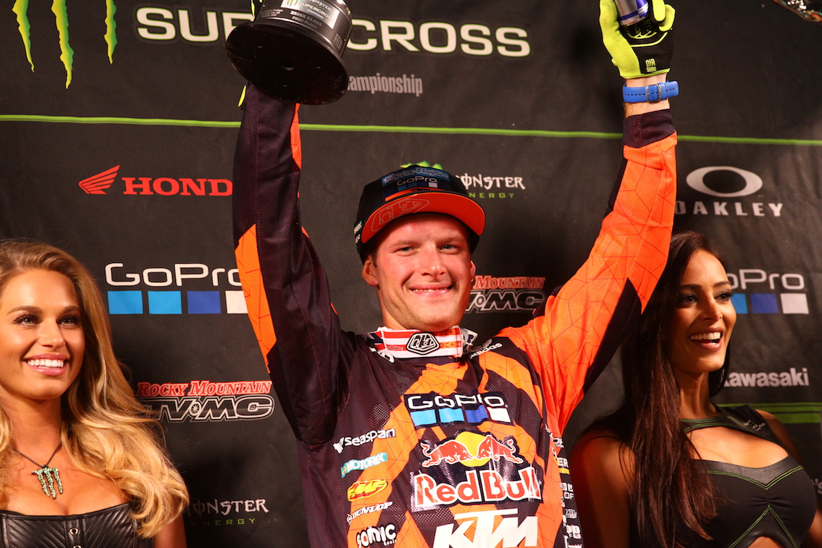 McElrath gagne, Hill est champion