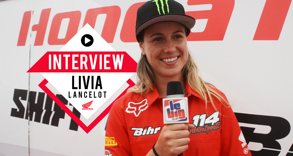 Livia Lancelot tente la sacoche banane