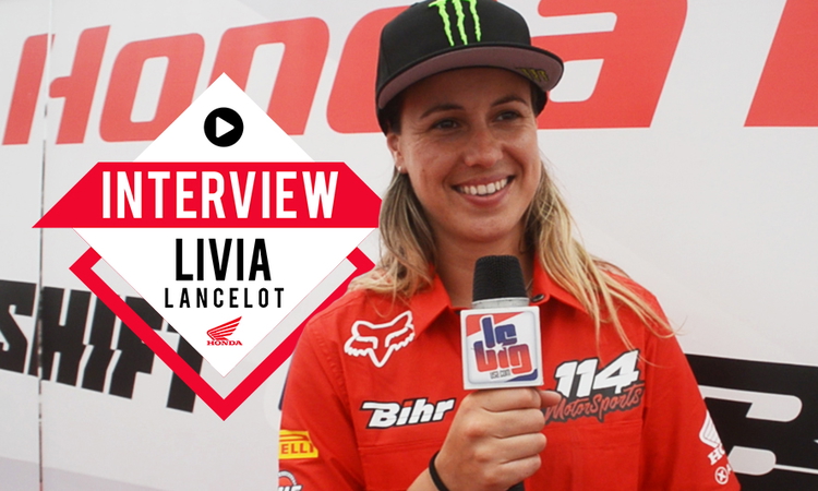 Livia Lancelot tente la sacoche banane