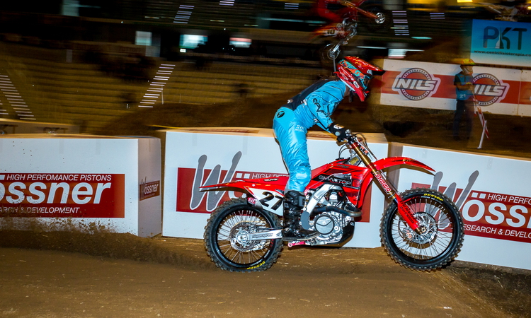 Chute de Malcolm Stewart à Turin
