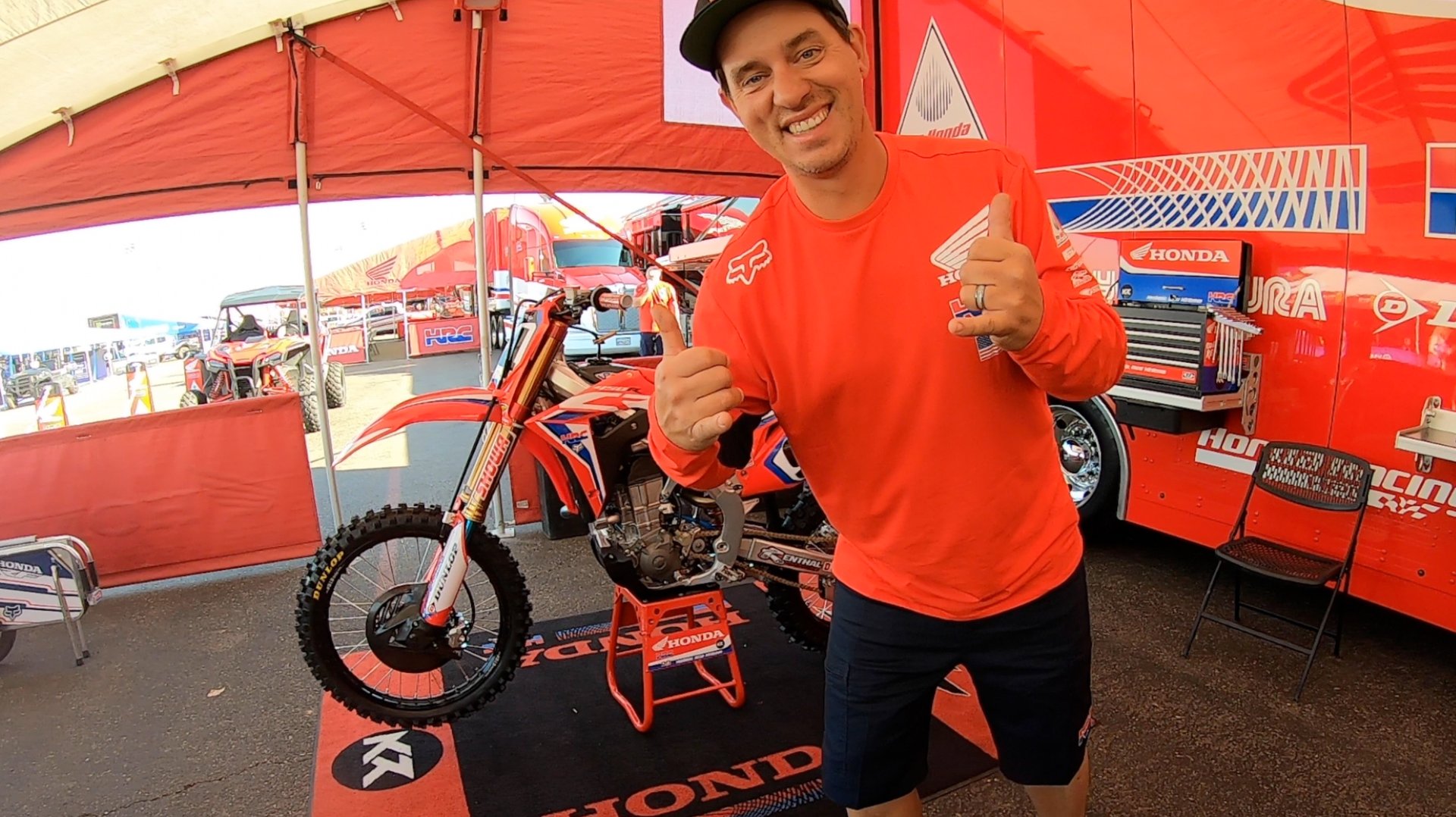Il fait quoi Oscar, mécanicien de Ken Roczen ?