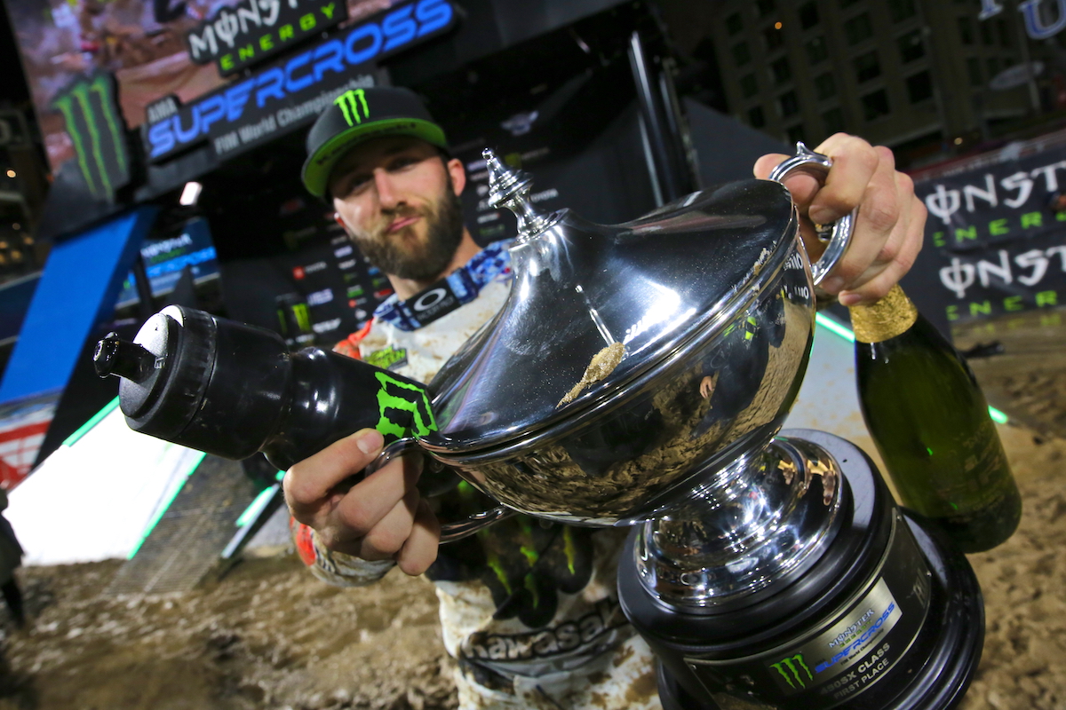 La coupe du vainqueur pour Eli Tomac