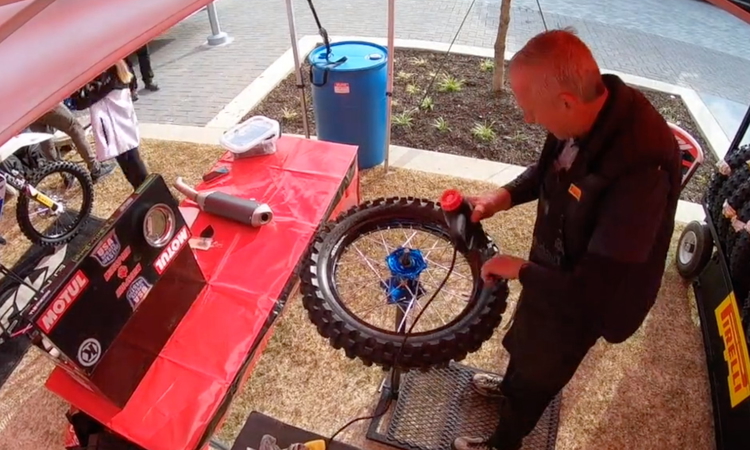 Montage pneus Pirelli (SX Atlanta)
