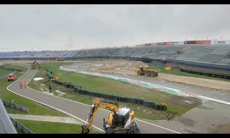 Live : le montage à Assen