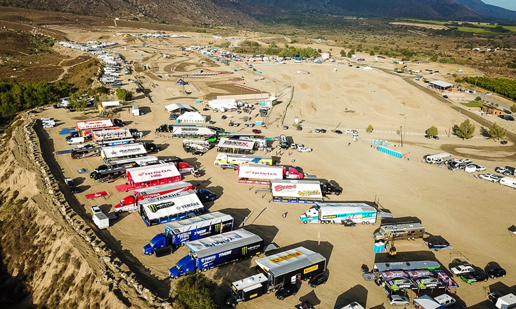 De la route à Fox Raceway... (drone)