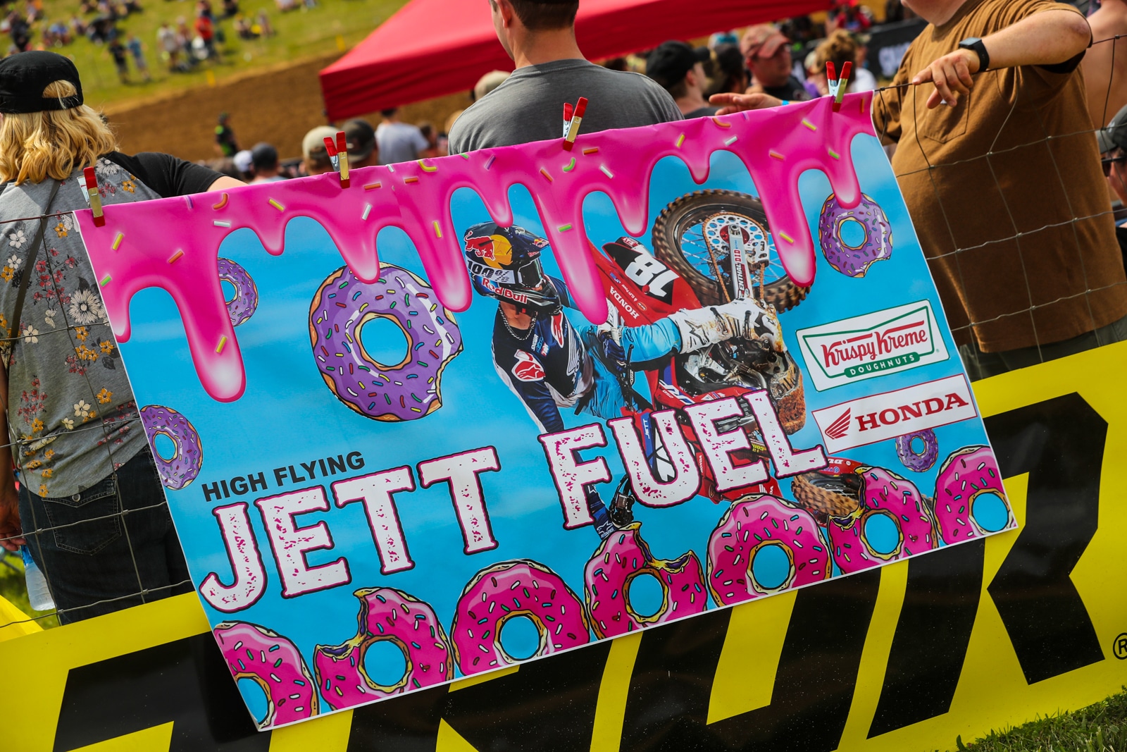 Jett et son concours de pancartes