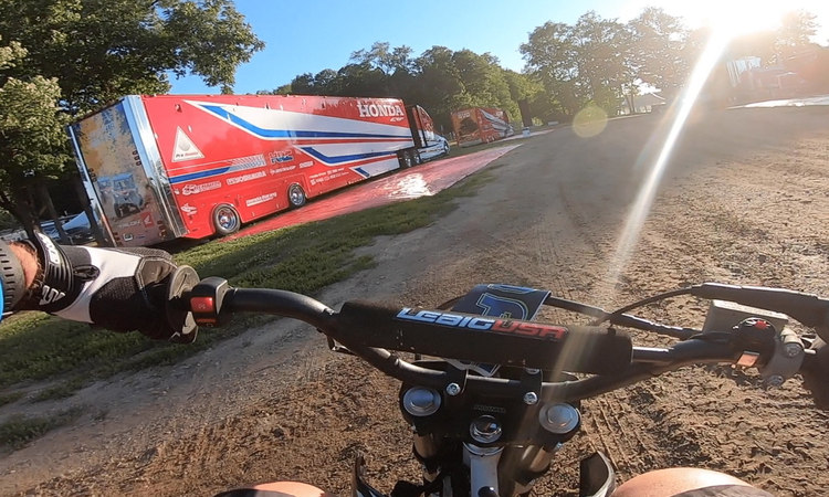 Dans les pits de RedBud (YCF GoPro)