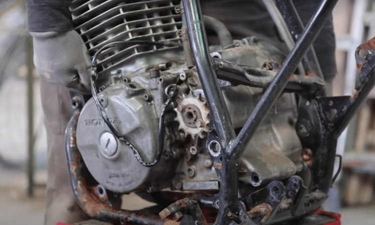 Quand ils restaurent des Honda XR 600...