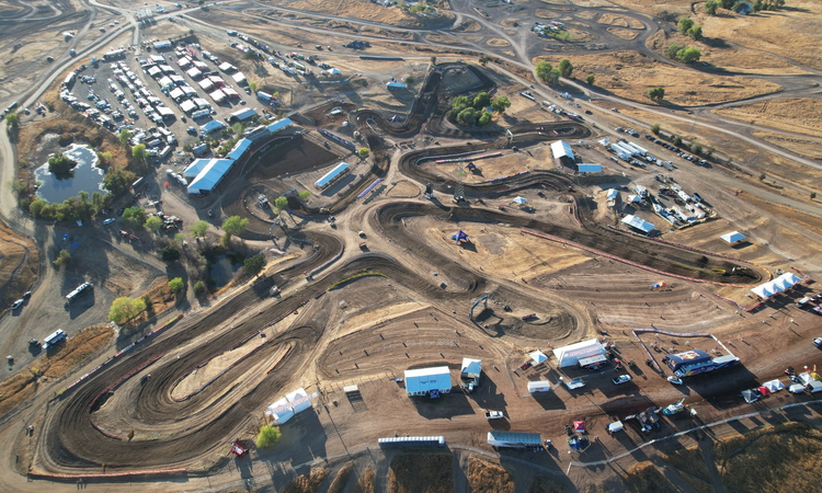 Au-dessus de la piste du MX d'Hangtown