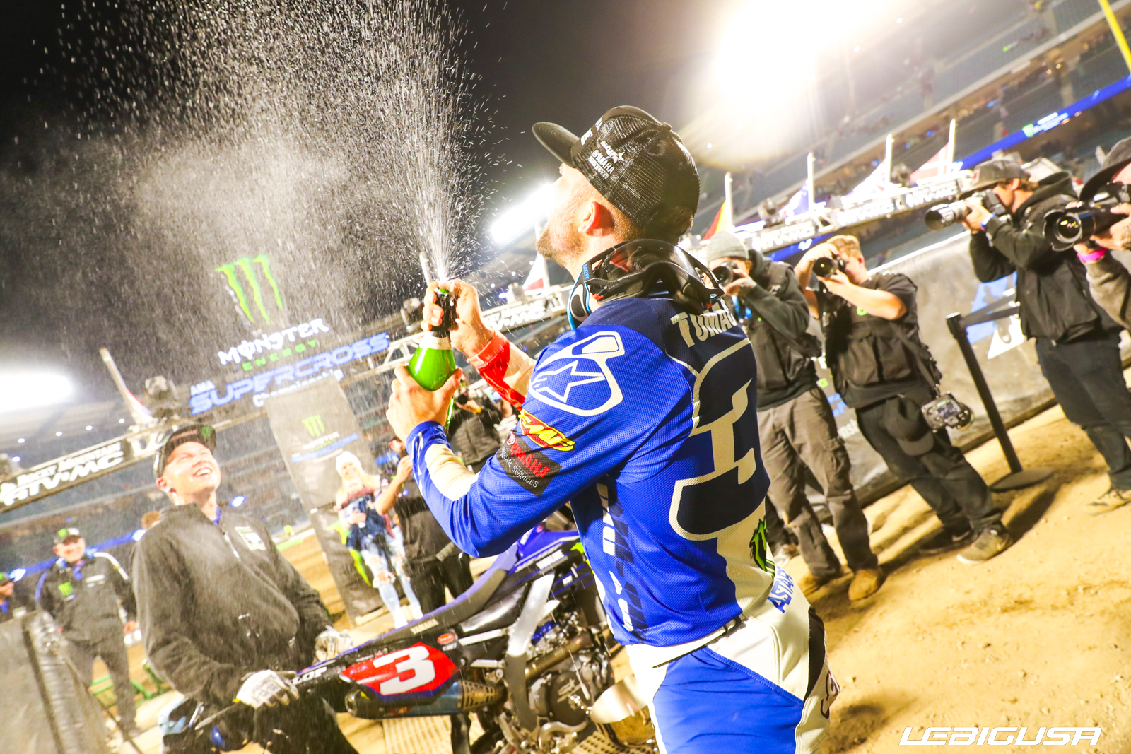 Pluie de champagne pour Eli Tomac