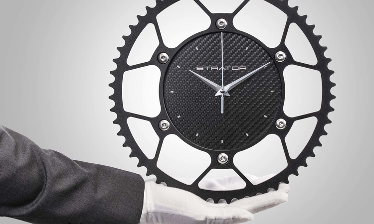 Avec l'horloge Strator, roulez à l'heure...
