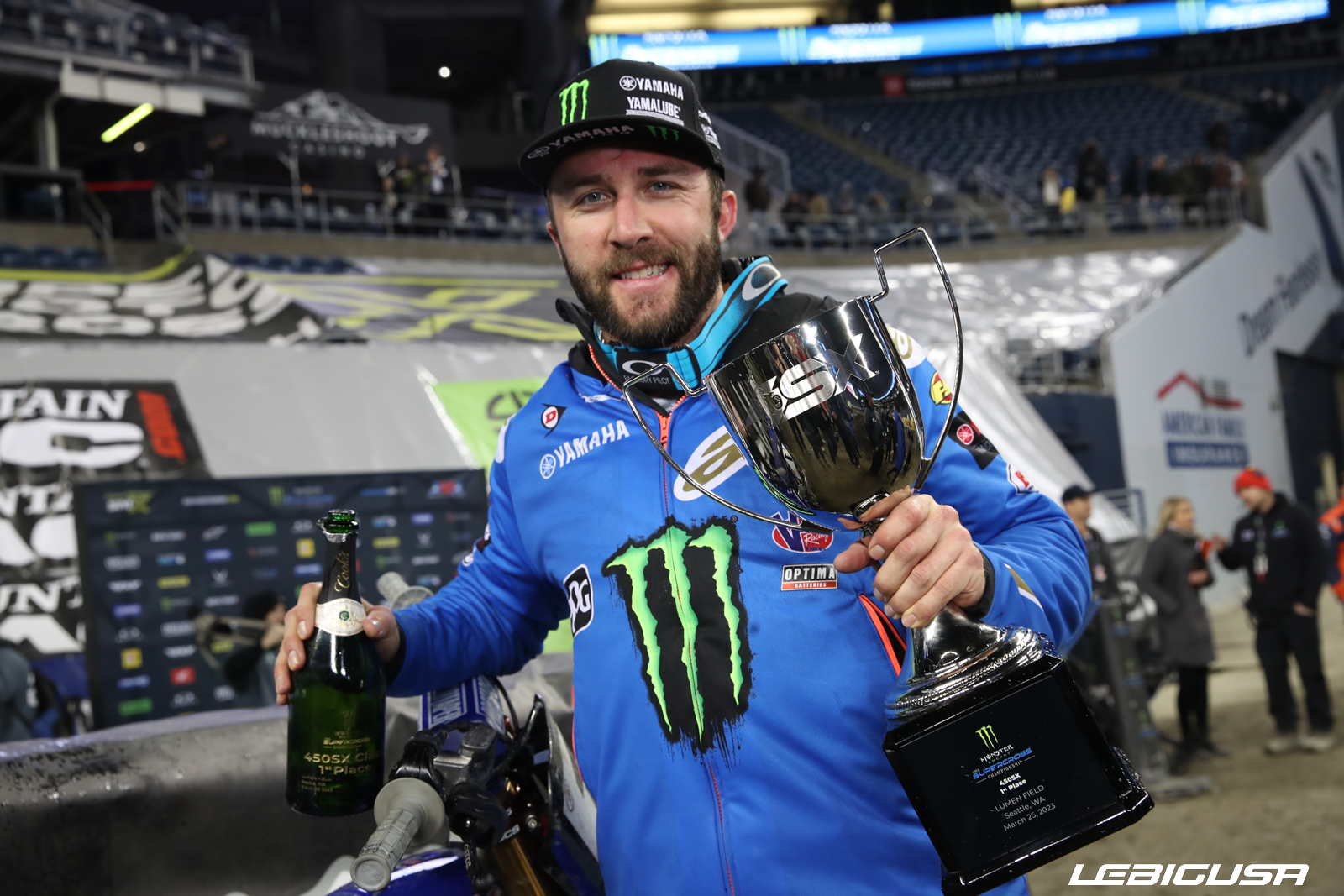 Tomac remet la balle au centre