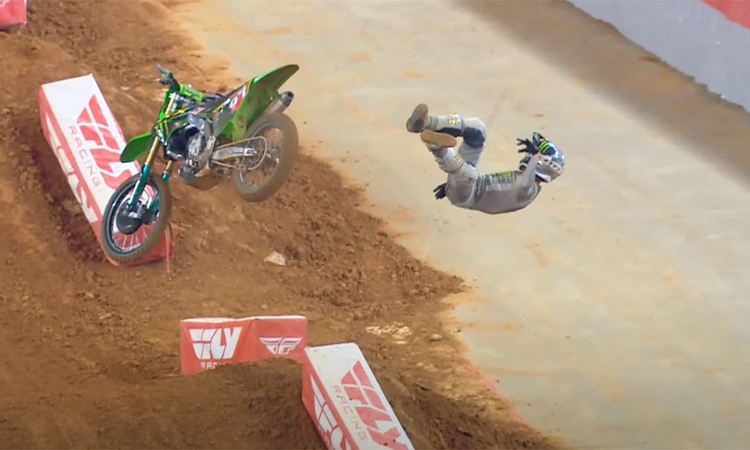 La grosse chute d'Austin Forkner à Arlington
