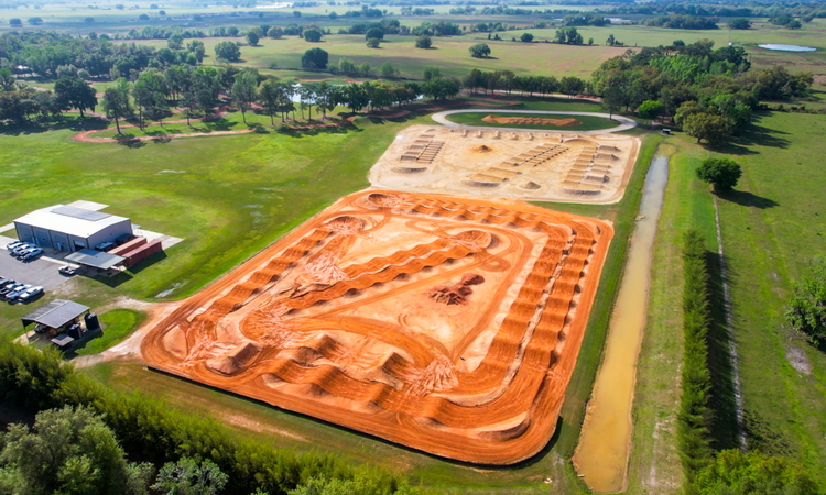 Dans le ciel de la Baker's Factory
