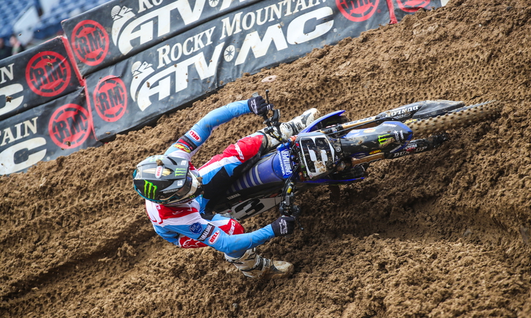 La chute d'Eli Tomac à Denver (photos)