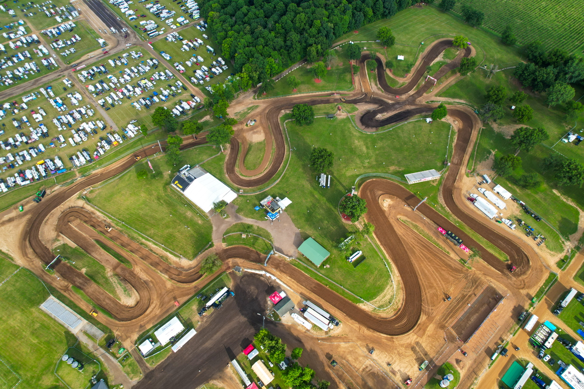La piste de RedBud prend de la hauteur