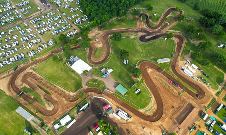La piste de RedBud prend de la hauteur