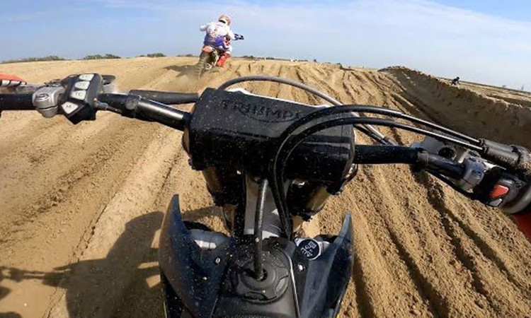 500 CR Honda vs 250 Triumph dans le sable