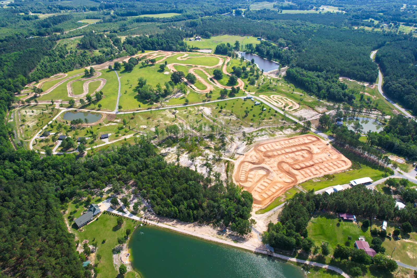 Les 80 hectares de Club MX vus du ciel