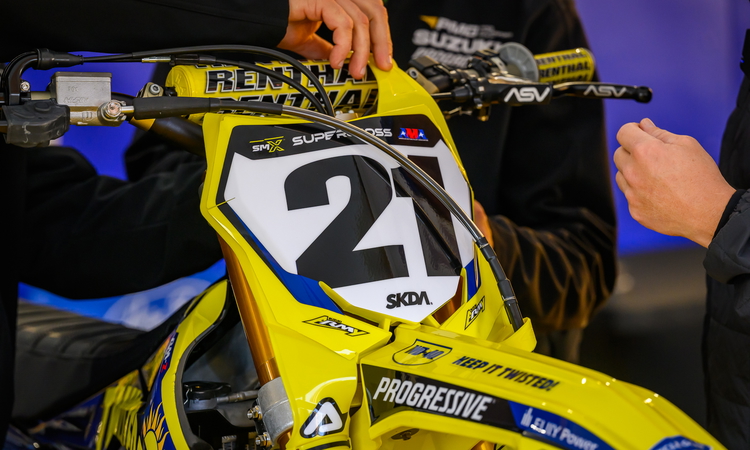 Les motos Twisted Tea/Progressive H.E.P Suzuki