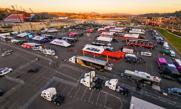 Vidéo : Dans les pits du SX de San Diego