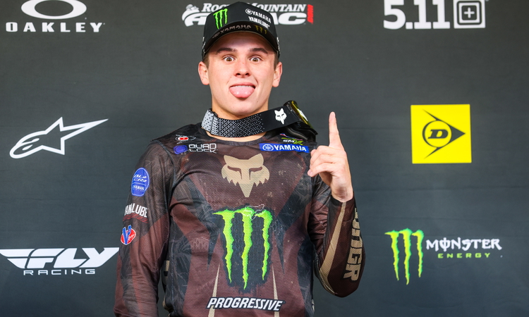Haiden Deegan s'envole dans le ciel bleu de Denver