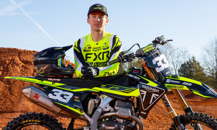 Triumph rend hommage à Austin Forkner