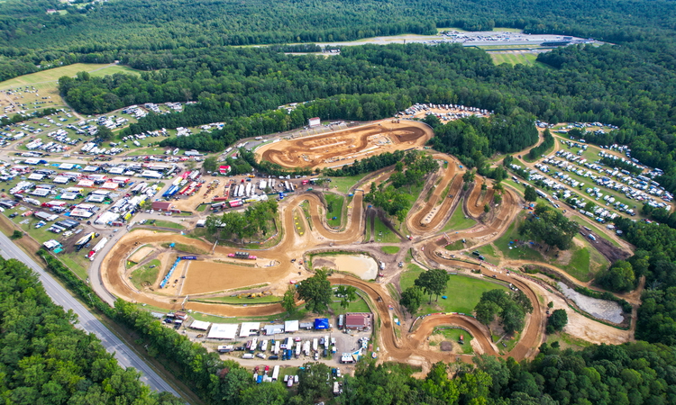 La piste de Budds Creek au-dessus des nuages